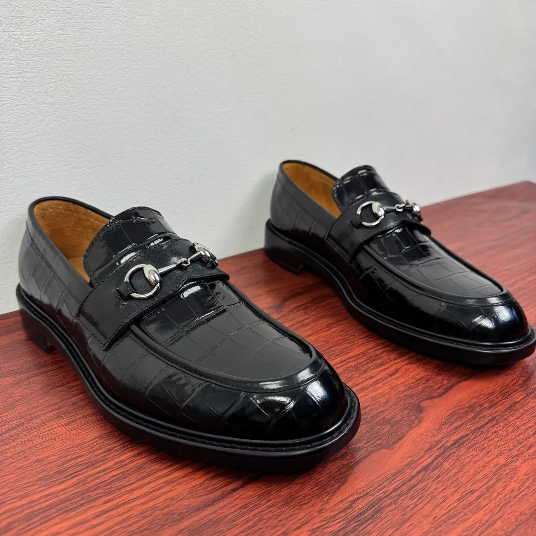 Batch 980 Gucci/Gucci new men's loafers with horsebit buckle! These classic loafers, embellished with a horsebit buckle, embody timeless elegance and pay homage to the brand's rich heritage. The carefully crafted leather sole and semi-circular toe inject new charm into the entire design. Iconic accessories and metal buckle finishes complement each other, classic loose fit, solid color leather highlights the simple and rustic temperament. Select high-quality leather. Pay attention to the details of the leather material. The texture is bright. The leather has excellent toughness. It is soft, comfortable and durable. The dyed calfskin lining has uniform and fine holes, soft and comfortable. The thickened leather outsole and the composite rubber bottom sheet at the heel are extremely comfortable, wear-resistant and non-slip. It is the first choice for light weight. It is versatile and luxurious, and comes with a full set of packaging! Size: 39-40-41-42-43-44 leather shoe size (38.45.46 can be customized) Item number: 812158 Black embossed